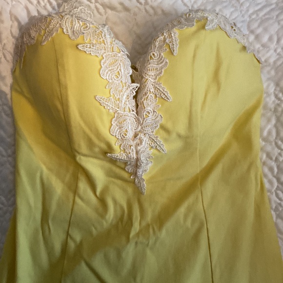 Yellow strapless mini dress - Picture 2 of 5